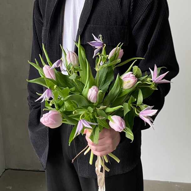 Сиреневые пионовидные тюльпаны и клематис, артикул F1508567 - 4590 рублей, доставка по городу. Flawery - доставка цветов