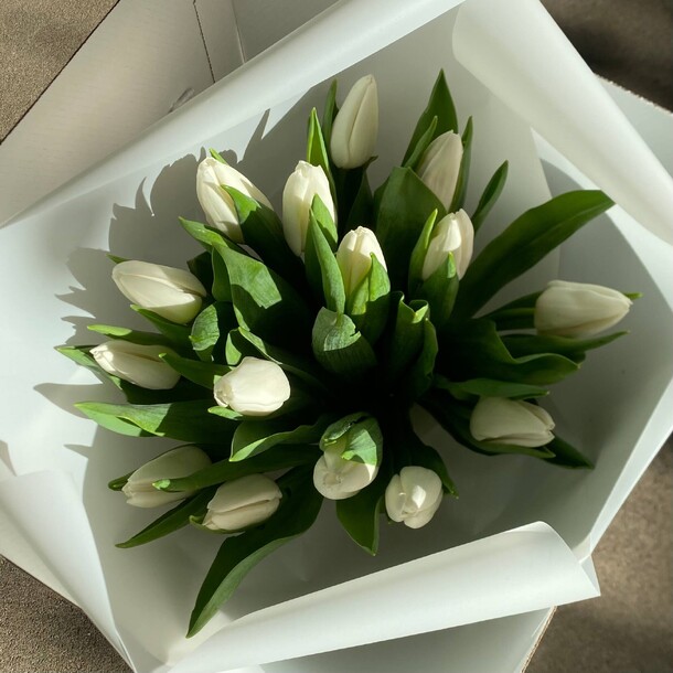 Весенний моно букет: белые тюльпаны 15шт, артикул F1535211 - 3990 рублей, доставка по городу. Flawery - доставка цветов