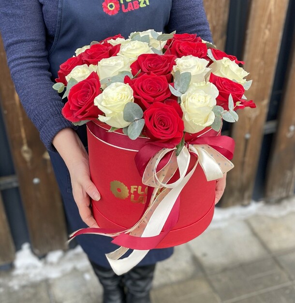 Розы в шляпной коробке, артикул F1180653 - 9989 рублей, доставка по городу. Flawery - доставка цветов