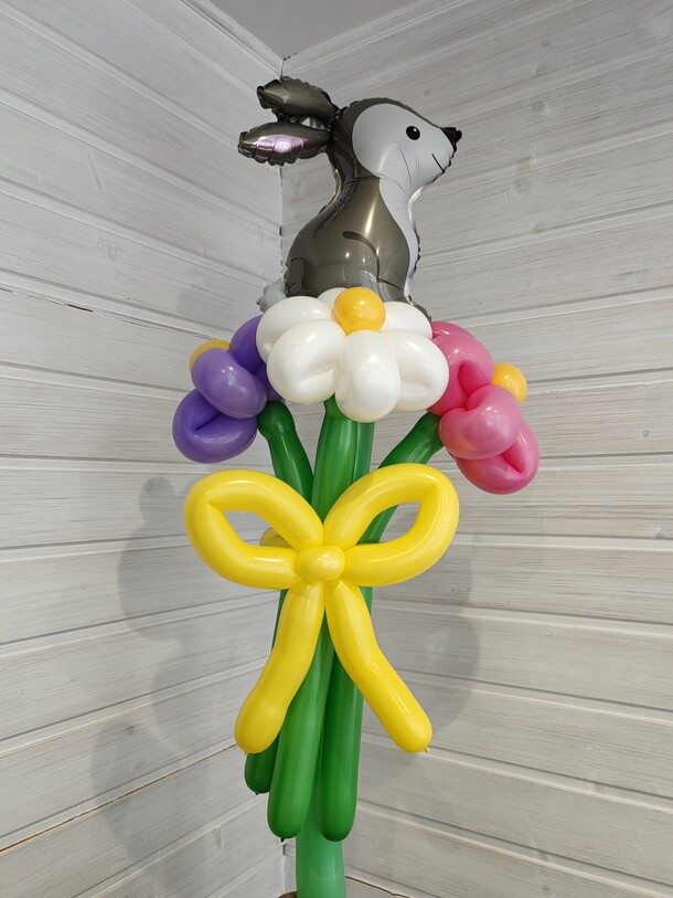 Мини букет с зайчиком, артикул F1340881 - 990 рублей, доставка по городу. Flawery - доставка цветов