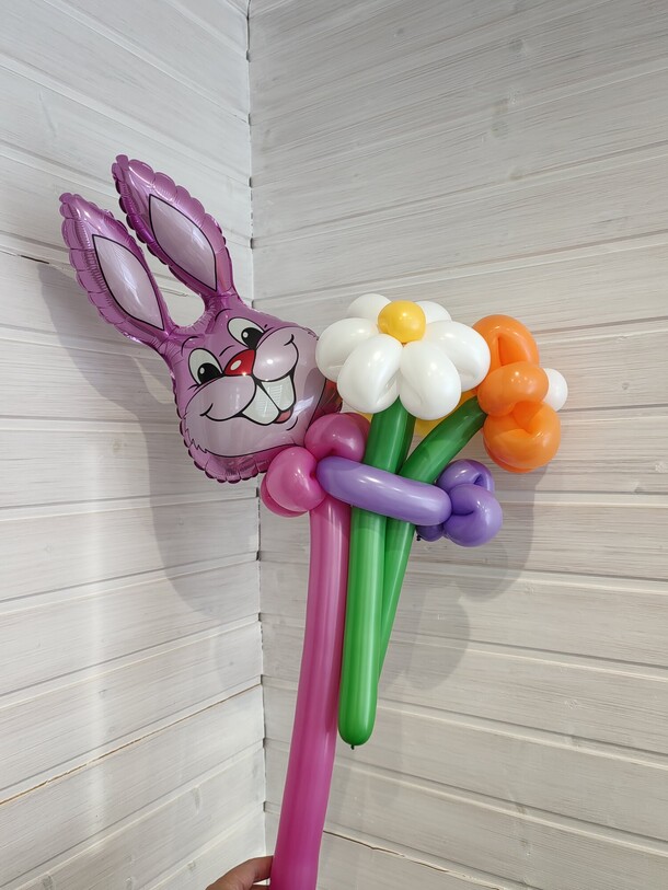Шар - игрушка мини заяц с букетом, артикул F1342048 - 990 рублей, доставка по городу. Flawery - доставка цветов
