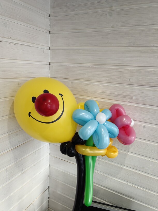 Кавалер с букетом, артикул F1389071 - 990 рублей, доставка по городу. Flawery - доставка цветов