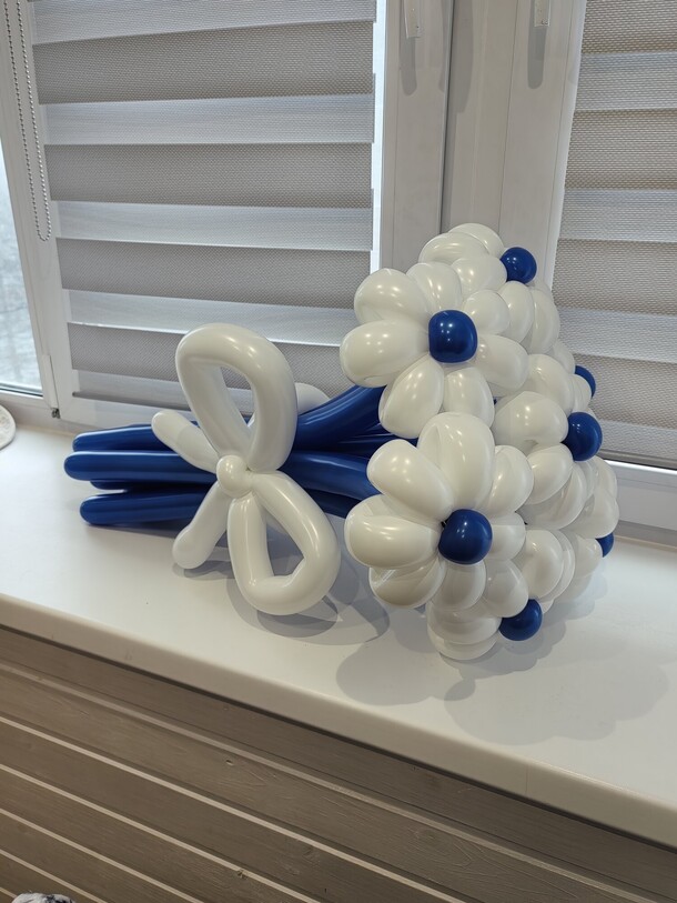 Букет из бело-синих ромашек, артикул F1395744 - 1400 рублей, доставка по городу. Flawery - доставка цветов