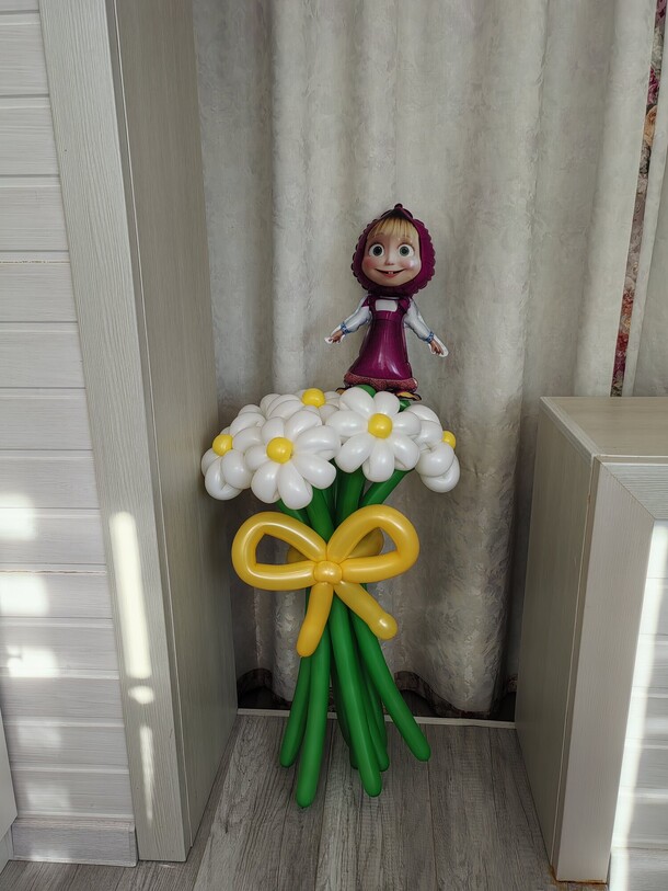 Набор шаров. Букет ромашек с мини фигурой маша. Цветы из шаров, артикул F1401506 - 1750 рублей, доставка по городу. Flawery - доставка цветов