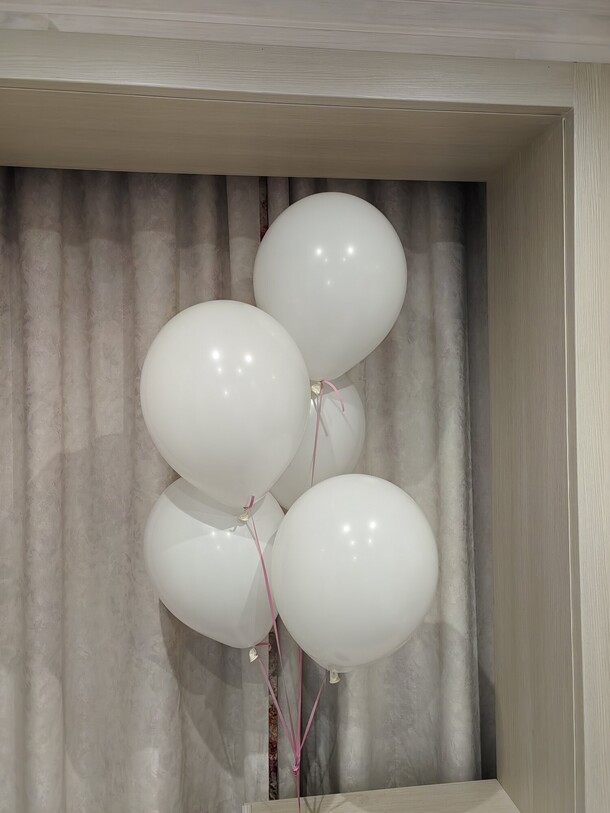 Связка из 5 белых шаров, артикул F1450446 - 1150 рублей, доставка по городу. Flawery - доставка цветов