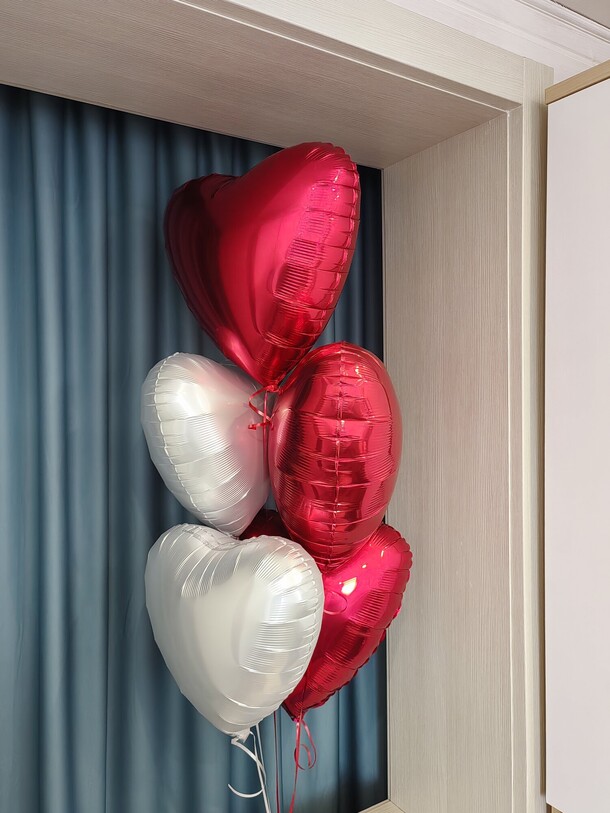 Связка из фольгированных сердец, артикул F1521256 - 2490 рублей, доставка по городу. Flawery - доставка цветов