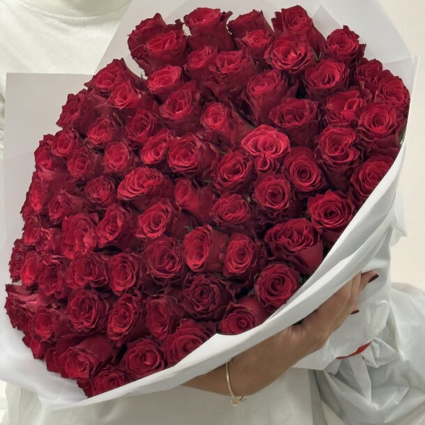 75 красных роз, артикул F1337932 - 26000 рублей, доставка по городу. Flawery - доставка цветов
