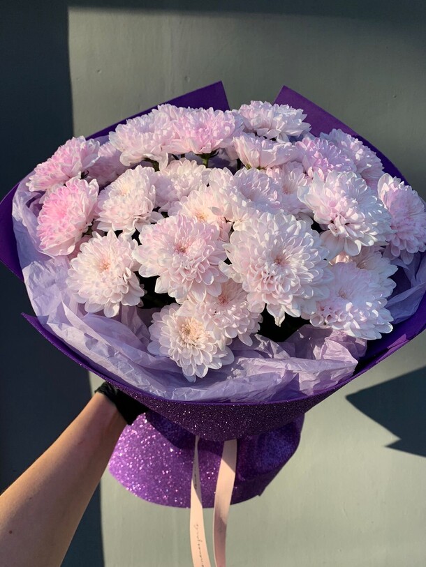 Блестящий комплимент из хризантем 💜, артикул F1329273 - 4998 рублей, доставка по городу. Flawery - доставка цветов