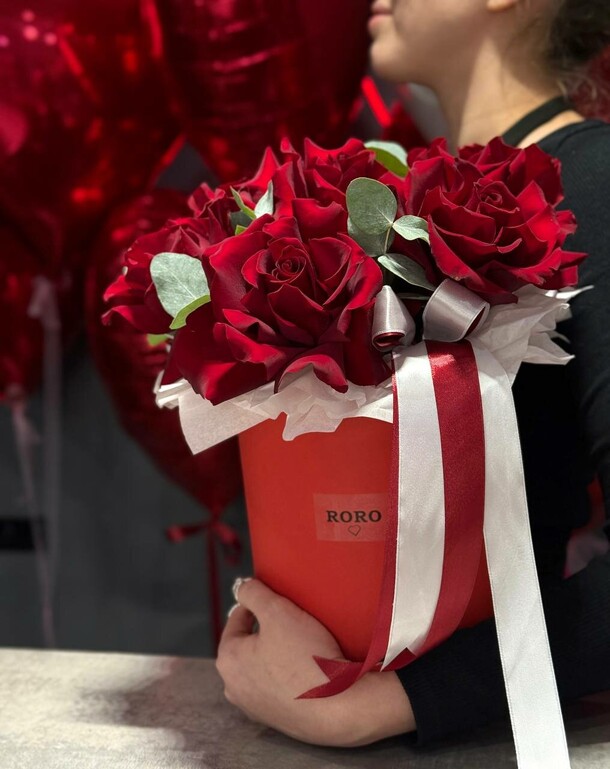 Французские розы в коробке, артикул F1382023 - 6598 рублей, доставка по городу. Flawery - доставка цветов