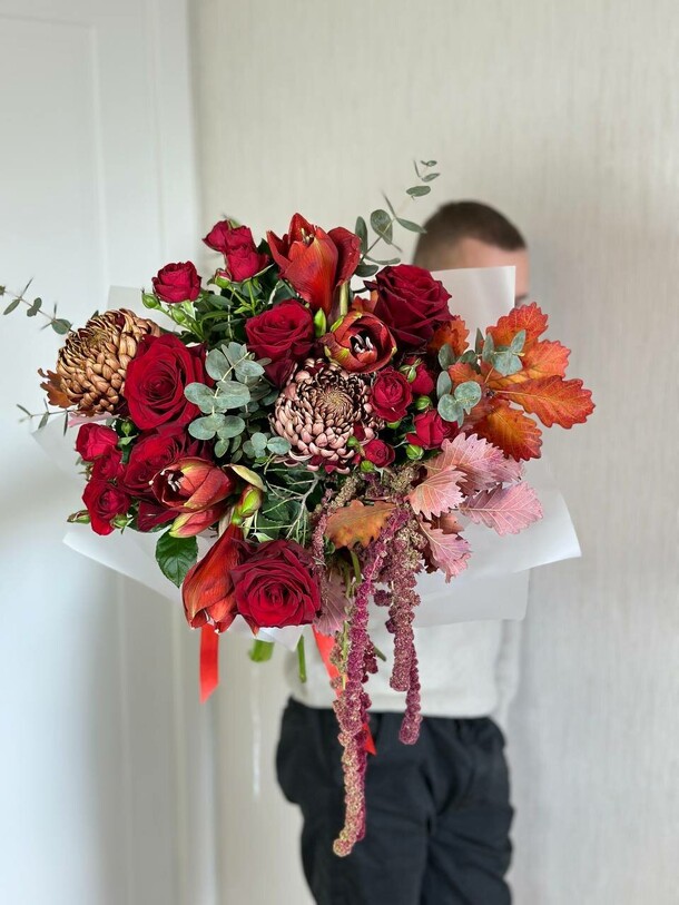 Букет с амариллисом, артикул F1339447 - 7990 рублей, доставка по городу. Flawery - доставка цветов