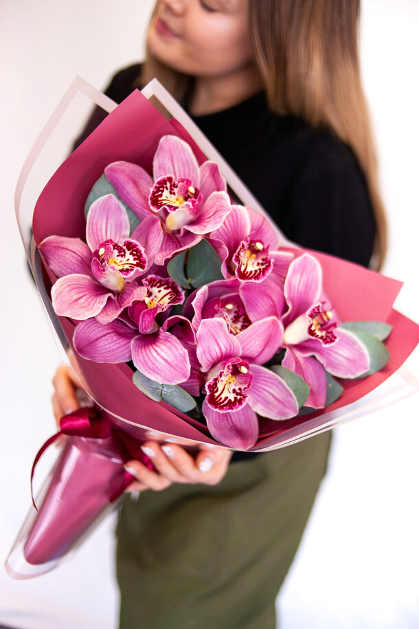 Букет орхидей с зеленью "монако" | орхидея цимбидиум | орхидеи, артикул F1107787 - 3300 рублей, доставка по городу. Flawery - доставка цветов