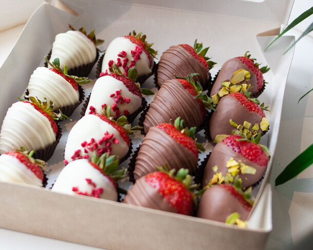 Бокс №1 клубника в бельгийском шоколаде 16шт, артикул F1133992 - 3490 рублей, доставка по городу. Flawery - доставка цветов