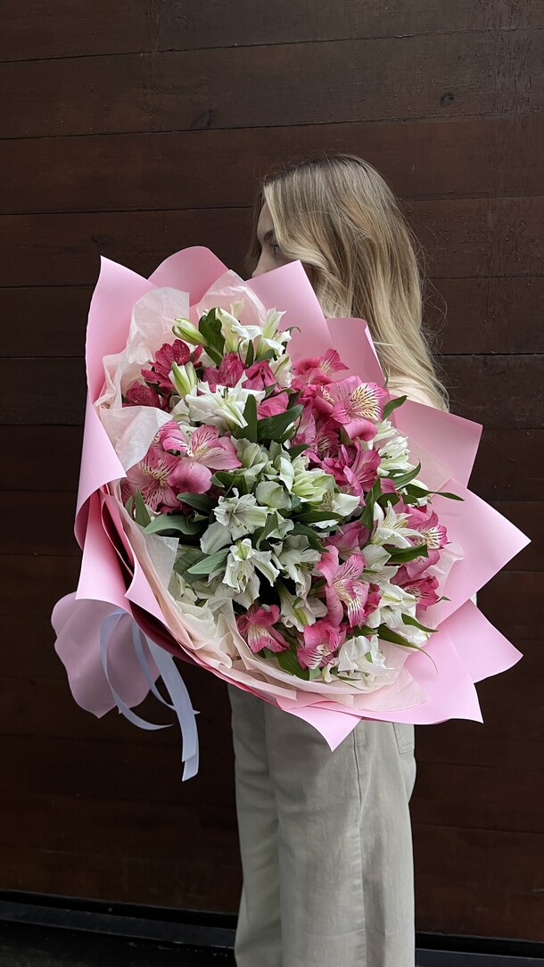 Монобукет из альстромерий "фиеста"., артикул F60350 - 5500 рублей, доставка по городу. Flawery - доставка цветов