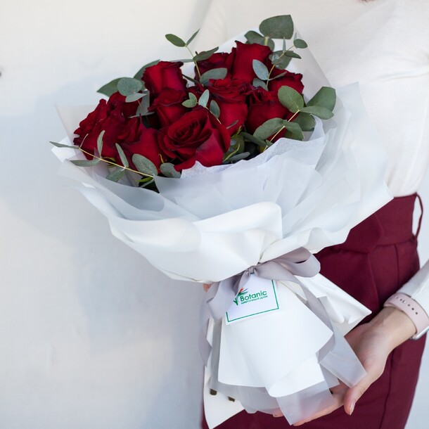 Букет из роз и эвкалипта «люблю», артикул F63910 - 4100 рублей, доставка по городу. Flawery - доставка цветов