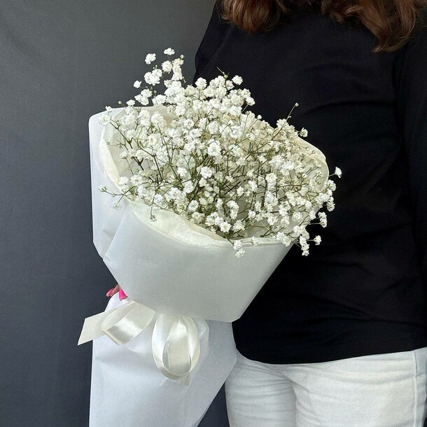 Букет комплимент с белой гипсофилой, артикул F1449727 - 3120 рублей, доставка по городу. Flawery - доставка цветов