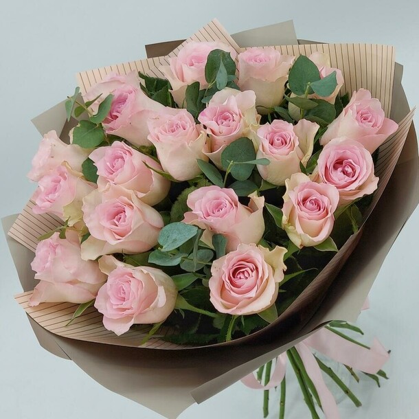 Нежный букет роз с эвкалиптом, артикул F1329934 - 4646 рублей, доставка по городу. Flawery - доставка цветов