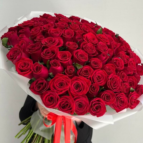 Букет из 101 красной розы в упаковке, артикул F1329935 - 35478 рублей, доставка по городу. Flawery - доставка цветов