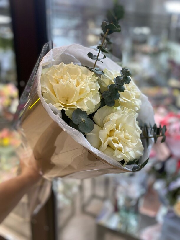 Букет комплимент из французской розы, артикул F1387683 - 2095 рублей, доставка по городу. Flawery - доставка цветов