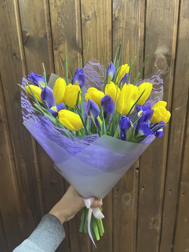 Букет с ирисами и тюльпанами, артикул F1530786 - 3400 рублей, доставка по городу. Flawery - доставка цветов