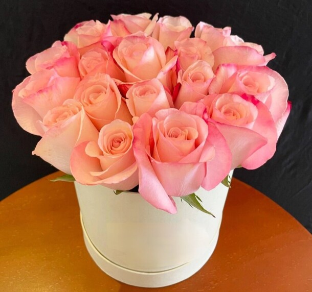 Коробка с нежными розами, артикул F1329573 - 21538 рублей, доставка по городу. Flawery - доставка цветов