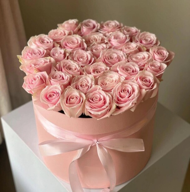 Коробка с 31 розовой розой, артикул F1329575 - 25289 рублей, доставка по городу. Flawery - доставка цветов