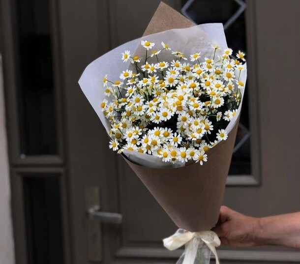 Небольшой букет ромашек, артикул F1329606 - 18150 рублей, доставка по городу. Flawery - доставка цветов