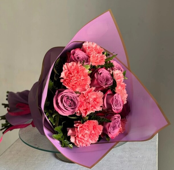 Букет розочек и гвоздик, артикул F1329617 - 22990 рублей, доставка по городу. Flawery - доставка цветов