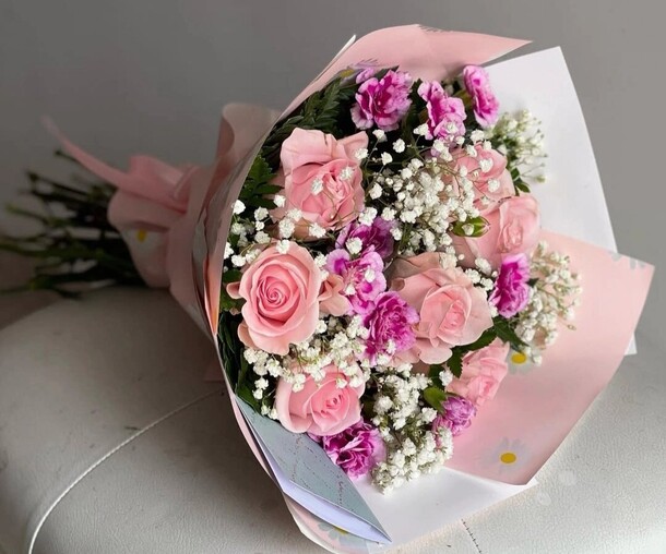 Микс розочек, гвоздик и гипсофилы, артикул F1329652 - 22990 рублей, доставка по городу. Flawery - доставка цветов