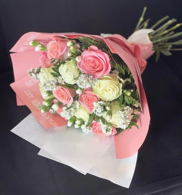 Букет из розочек и кустовых гвоздик, артикул F1329657 - 24200 рублей, доставка по городу. Flawery - доставка цветов