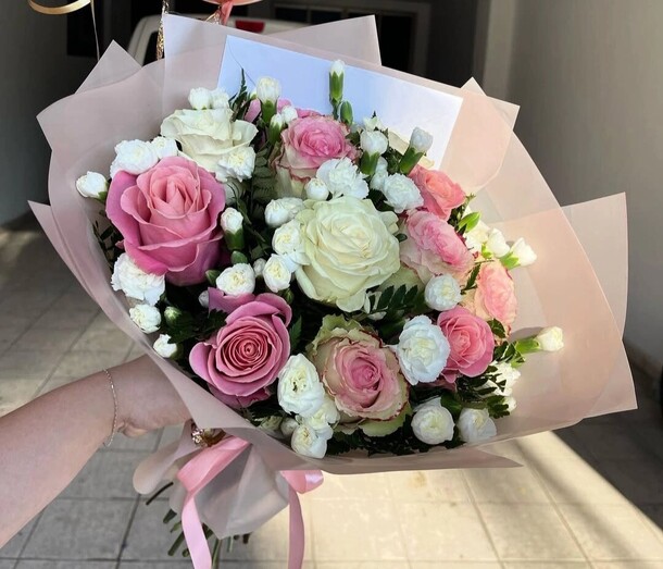 Букет из розочек и кустовых гвоздик, артикул F1329661 - 24200 рублей, доставка по городу. Flawery - доставка цветов