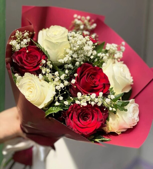 Микс розочек с гипсофилой, артикул F1329871 - 19360 рублей, доставка по городу. Flawery - доставка цветов