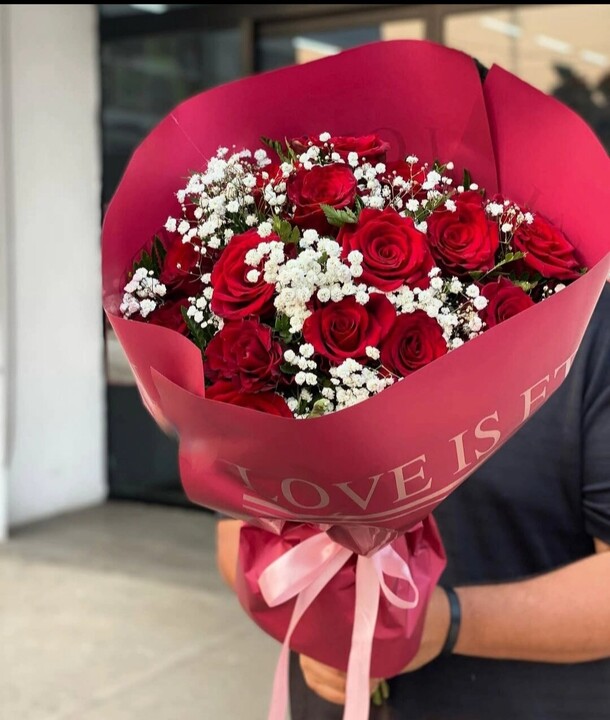 Красные розы с гипсофилой, артикул F1329873 - 24200 рублей, доставка по городу. Flawery - доставка цветов