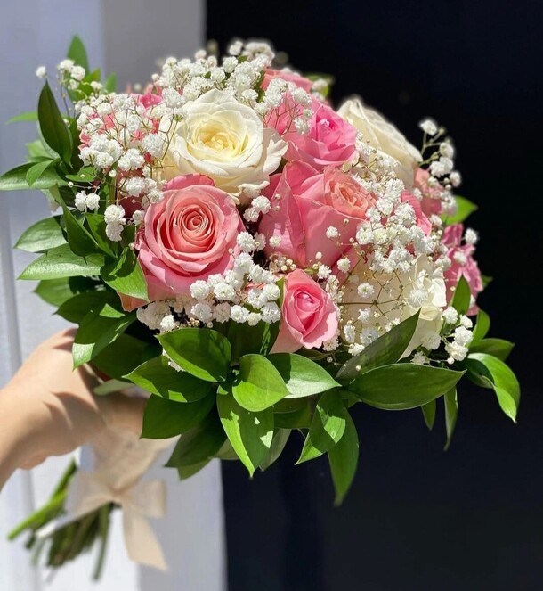 Букет из нежных роз и гипсофилы, артикул F1329875 - 18634 рублей, доставка по городу. Flawery - доставка цветов