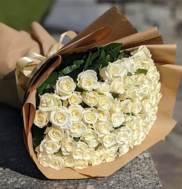 Великолепные белые розы 101 шт, артикул F1329997 - 42350 рублей, доставка по городу. Flawery - доставка цветов