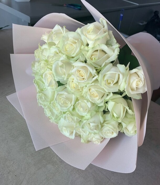 Букет из 25 белых розочек, артикул F1330023 - 25410 рублей, доставка по городу. Flawery - доставка цветов
