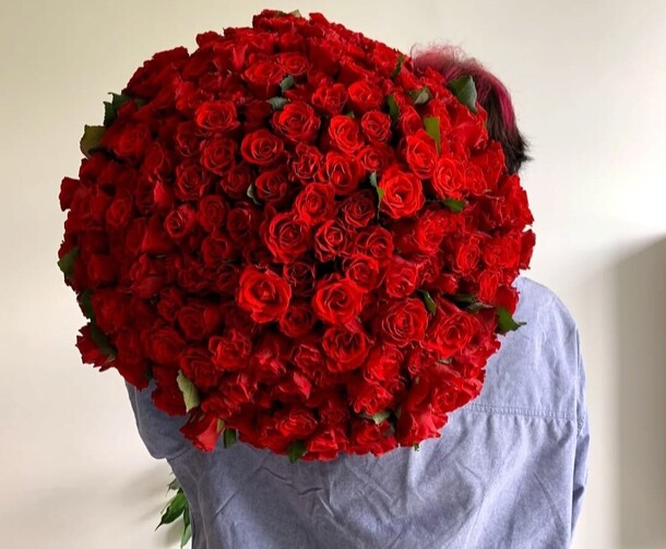 151 красная роза, артикул F1330025 - 56870 рублей, доставка по городу. Flawery - доставка цветов