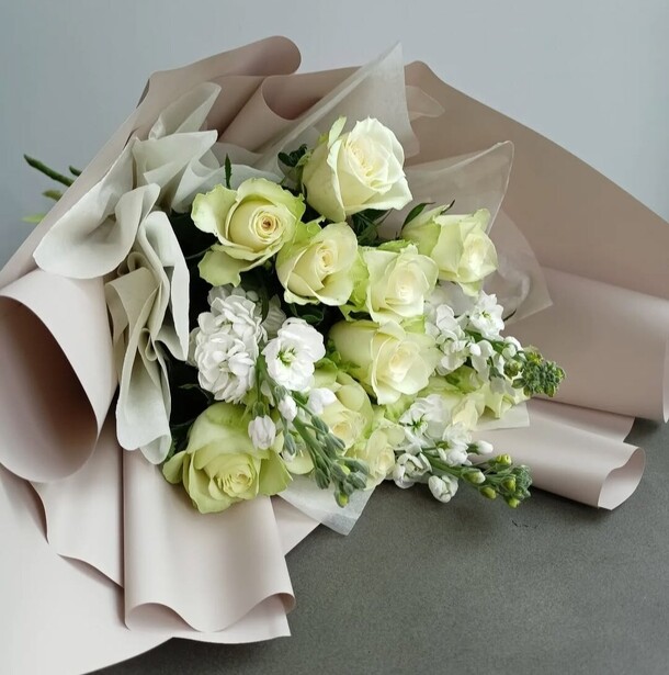 Букет белых роз с маттиолой, артикул F1330033 - 30250 рублей, доставка по городу. Flawery - доставка цветов