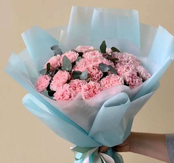 Букет из 19 гвоздик и эвкалипта, артикул F1330036 - 22990 рублей, доставка по городу. Flawery - доставка цветов