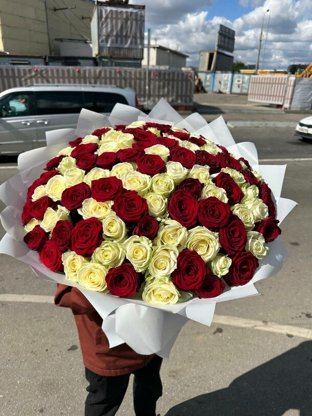 Букет из 101 розы, артикул F1329785 - 19500 рублей, доставка по городу. Flawery - доставка цветов