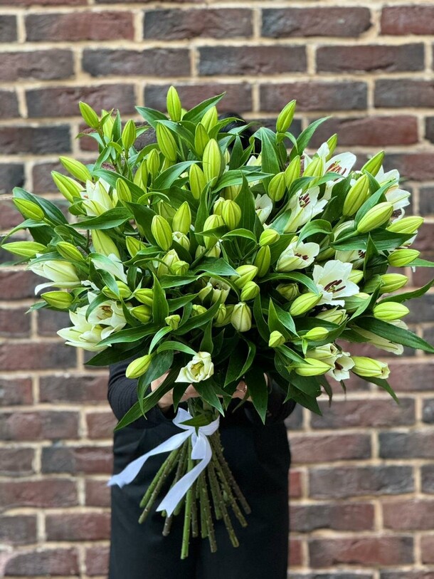 Букет из 19 лилий, артикул F1332489 - 18500 рублей, доставка по городу. Flawery - доставка цветов