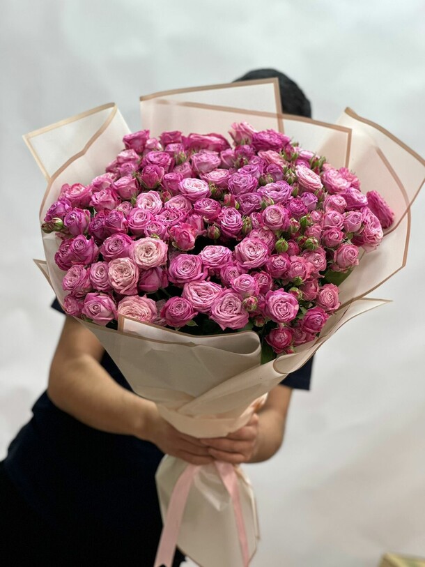 Букет из 25 кустовых роз, артикул F1332496 - 13900 рублей, доставка по городу. Flawery - доставка цветов