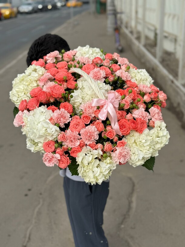 Цветы в корзине, артикул F1332501 - 15900 рублей, доставка по городу. Flawery - доставка цветов