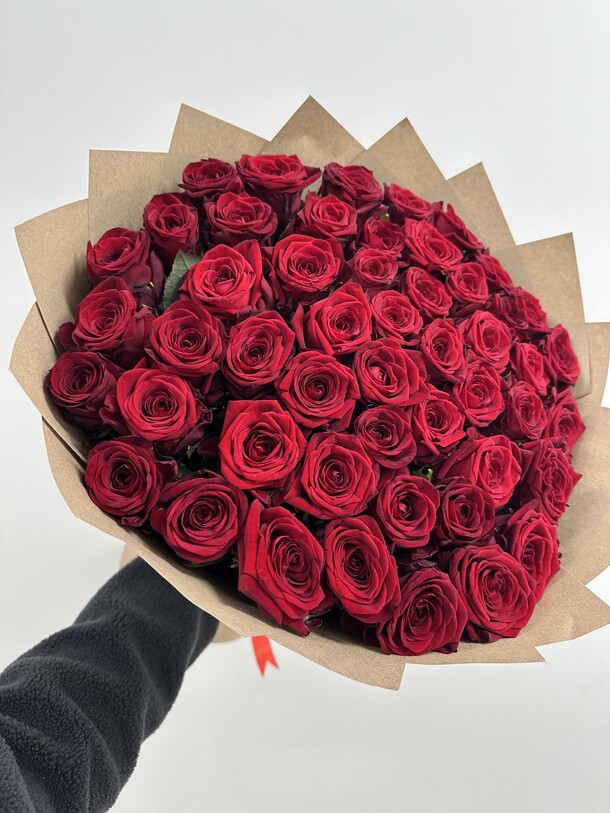 Букет из 51  роз, артикул F1333302 - 8100 рублей, доставка по городу. Flawery - доставка цветов