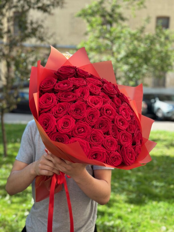 Букет из 51 роз, артикул F1337813 - 8100 рублей, доставка по городу. Flawery - доставка цветов