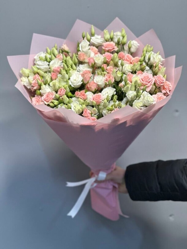 Букет из  кустовых роз и эустома, артикул F1338129 - 7550 рублей, доставка по городу. Flawery - доставка цветов