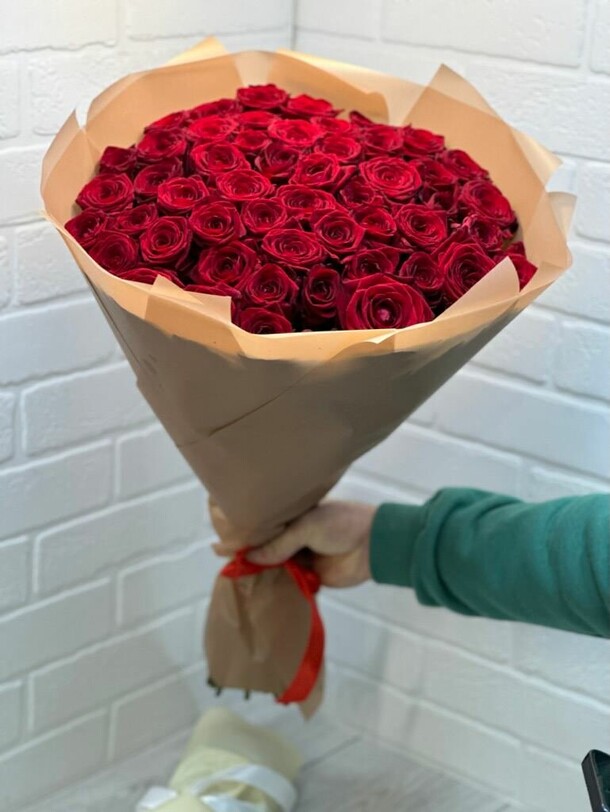 Букет из 51 роз, артикул F1338135 - 8100 рублей, доставка по городу. Flawery - доставка цветов