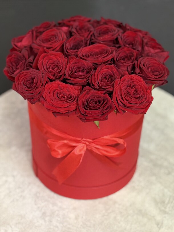 Цветы в коробке из красных роз, артикул F1367174 - 4990 рублей, доставка по городу. Flawery - доставка цветов