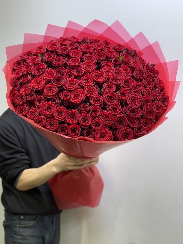 Букет из 101 высоких красных роз 80см, артикул F1376837 - 25900 рублей, доставка по городу. Flawery - доставка цветов
