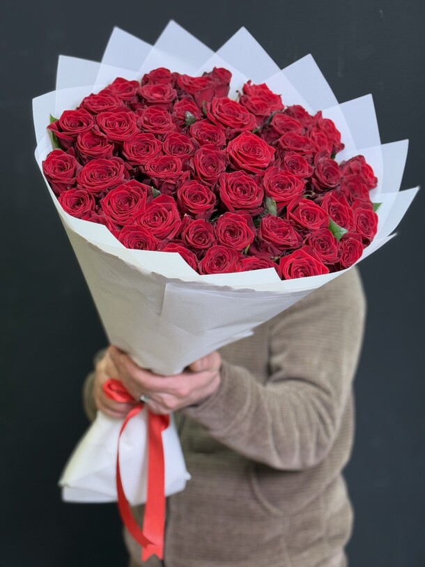 51 красная роза, артикул F1397539 - 9500 рублей, доставка по городу. Flawery - доставка цветов