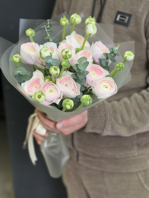 Букет из ранункулусов, артикул F1398667 - 6590 рублей, доставка по городу. Flawery - доставка цветов